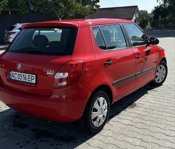 Красный Шкода Фабия, объемом двигателя 1.2 л и пробегом 150 тыс. км за 4500 $, фото 3 на Automoto.ua