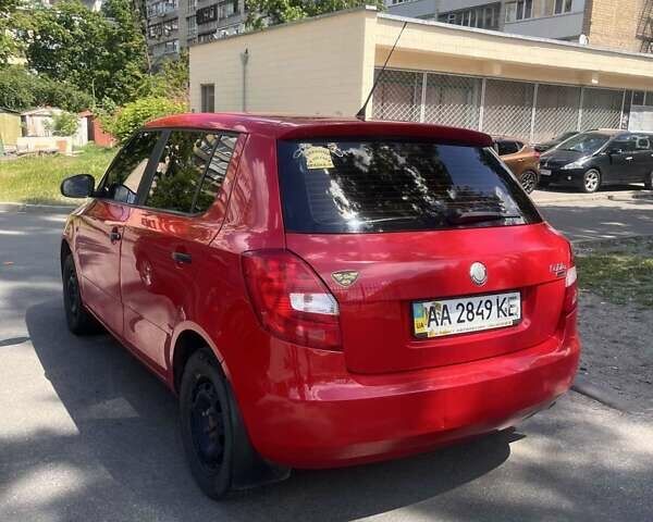 Красный Шкода Фабия, объемом двигателя 1.2 л и пробегом 156 тыс. км за 3800 $, фото 2 на Automoto.ua