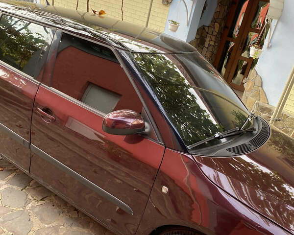 Красный Шкода Фабия, объемом двигателя 1.2 л и пробегом 148 тыс. км за 4250 $, фото 2 на Automoto.ua