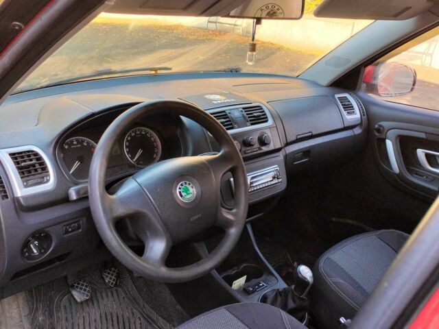 Червоний Шкода Фабія, об'ємом двигуна 1.2 л та пробігом 200 тис. км за 3950 $, фото 3 на Automoto.ua