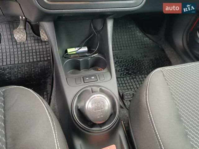 Красный Шкода Фабия, объемом двигателя 1.39 л и пробегом 185 тыс. км за 5450 $, фото 30 на Automoto.ua