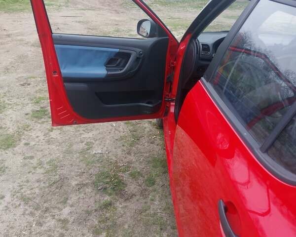 Красный Шкода Фабия, объемом двигателя 1.2 л и пробегом 195 тыс. км за 4700 $, фото 2 на Automoto.ua