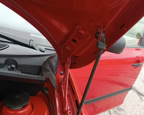 Красный Шкода Фабия, объемом двигателя 1.39 л и пробегом 185 тыс. км за 5450 $, фото 33 на Automoto.ua