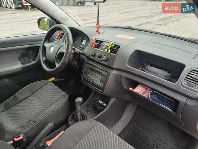 Красный Шкода Фабия, объемом двигателя 1.39 л и пробегом 185 тыс. км за 5450 $, фото 16 на Automoto.ua