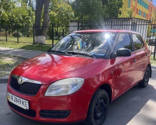 Красный Шкода Фабия, объемом двигателя 1.2 л и пробегом 156 тыс. км за 3800 $, фото 1 на Automoto.ua