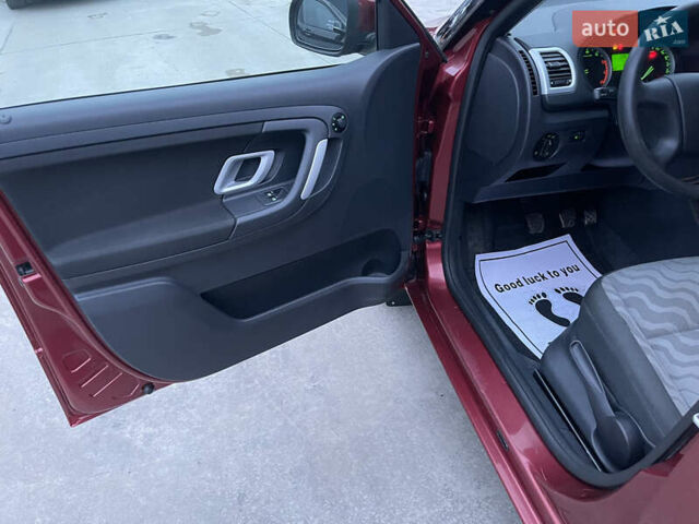 Красный Шкода Фабия, объемом двигателя 1.39 л и пробегом 181 тыс. км за 5200 $, фото 17 на Automoto.ua