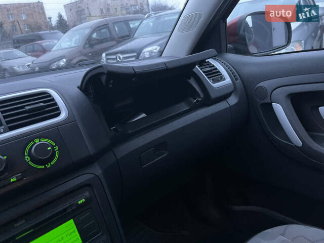Красный Шкода Фабия, объемом двигателя 1.39 л и пробегом 181 тыс. км за 5200 $, фото 25 на Automoto.ua