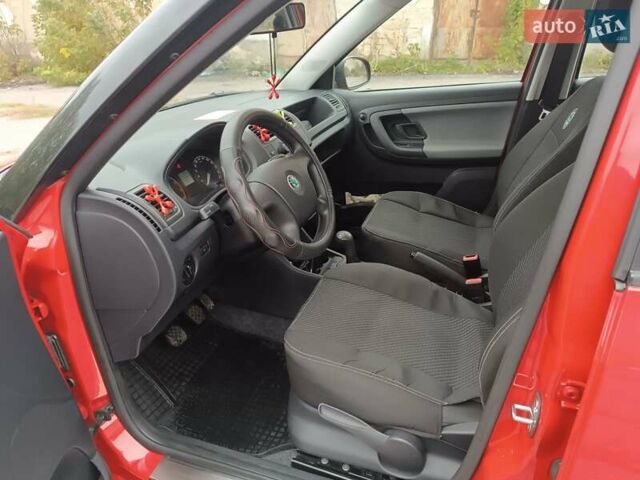 Красный Шкода Фабия, объемом двигателя 1.39 л и пробегом 185 тыс. км за 5450 $, фото 4 на Automoto.ua