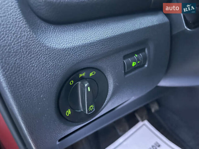 Красный Шкода Фабия, объемом двигателя 1.39 л и пробегом 181 тыс. км за 5200 $, фото 19 на Automoto.ua