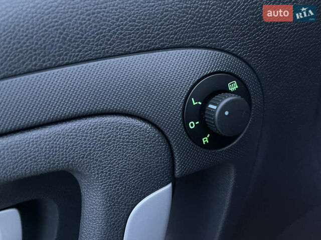 Красный Шкода Фабия, объемом двигателя 1.39 л и пробегом 181 тыс. км за 5200 $, фото 18 на Automoto.ua