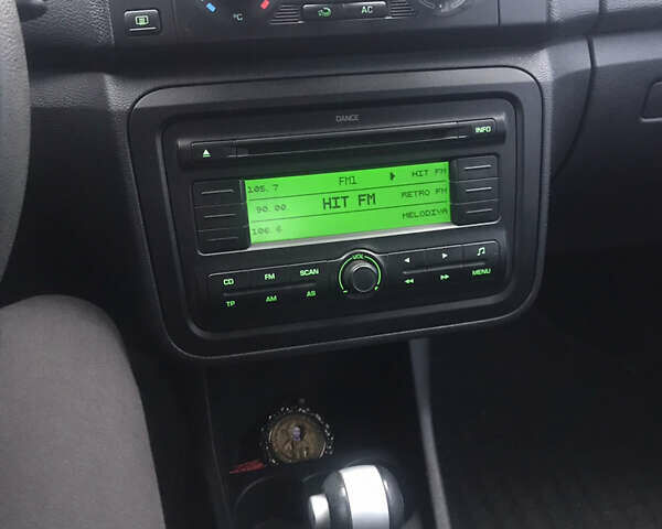 Красный Шкода Фабия, объемом двигателя 1.6 л и пробегом 179 тыс. км за 5750 $, фото 13 на Automoto.ua