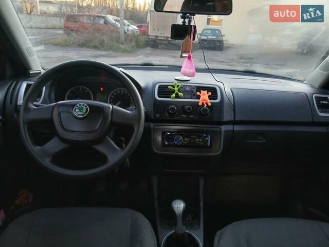 Красный Шкода Фабия, объемом двигателя 1.39 л и пробегом 176 тыс. км за 5600 $, фото 6 на Automoto.ua