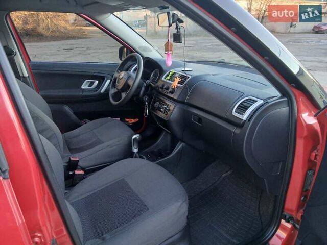 Красный Шкода Фабия, объемом двигателя 1.39 л и пробегом 176 тыс. км за 5600 $, фото 12 на Automoto.ua