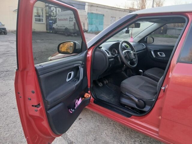 Красный Шкода Фабия, объемом двигателя 1.4 л и пробегом 176 тыс. км за 6000 $, фото 7 на Automoto.ua