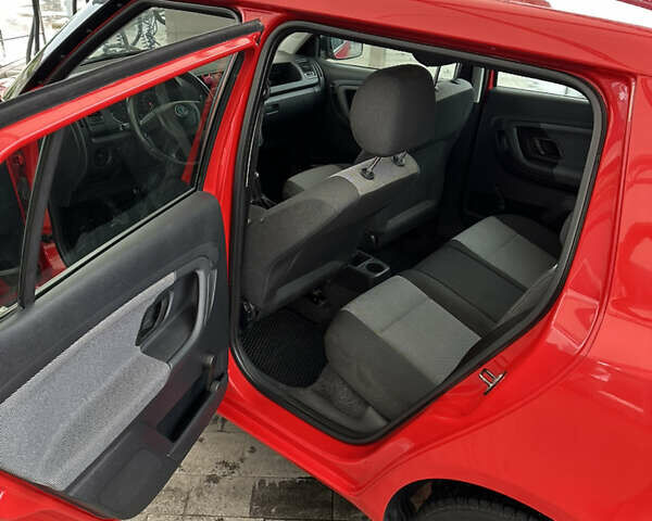 Красный Шкода Фабия, объемом двигателя 1.6 л и пробегом 309 тыс. км за 6100 $, фото 18 на Automoto.ua