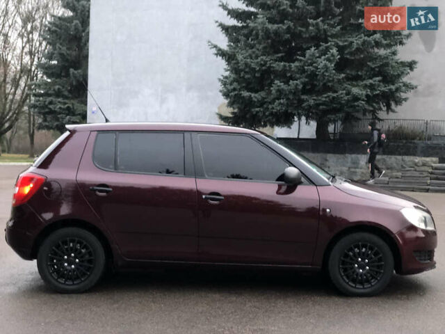 Красный Шкода Фабия, объемом двигателя 1.2 л и пробегом 248 тыс. км за 4800 $, фото 4 на Automoto.ua