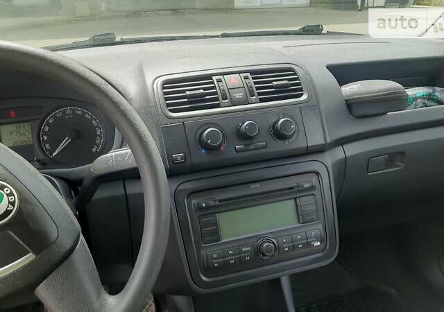 Красный Шкода Фабия, объемом двигателя 1.4 л и пробегом 224 тыс. км за 4500 $, фото 3 на Automoto.ua