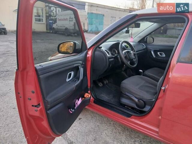 Красный Шкода Фабия, объемом двигателя 1.39 л и пробегом 176 тыс. км за 5600 $, фото 11 на Automoto.ua