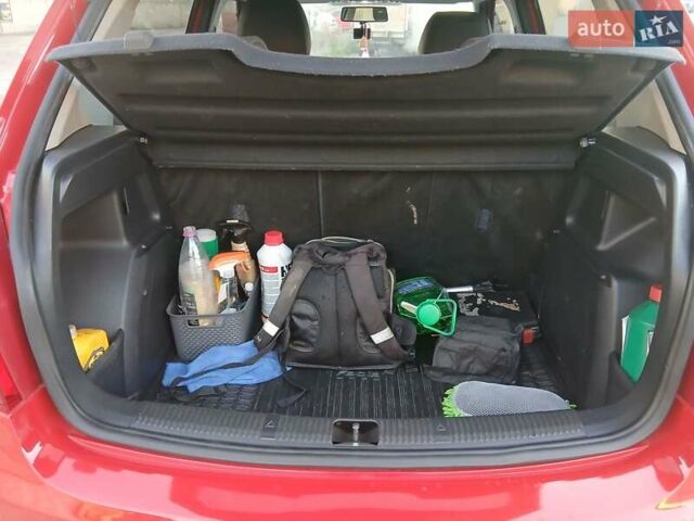 Красный Шкода Фабия, объемом двигателя 1.39 л и пробегом 176 тыс. км за 5600 $, фото 7 на Automoto.ua