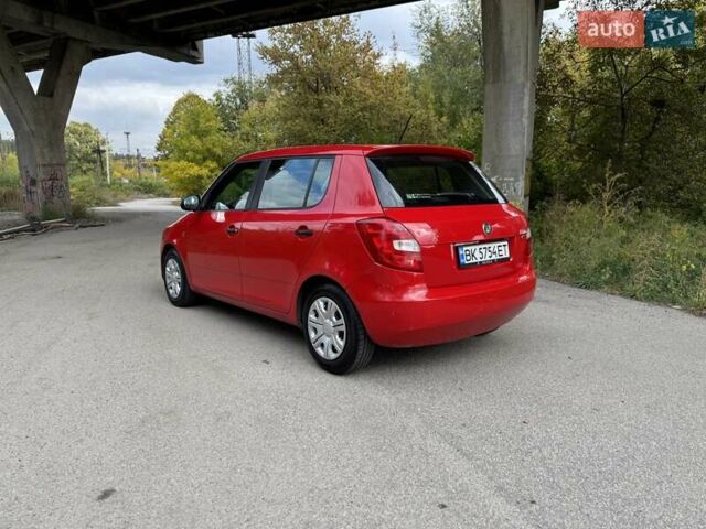 Шкода Фабия 2011 в Днепре (Днепропетровске) на Automoto.ua Красный Шкода Фабия, объемом двигателя 1.6 л и пробегом 199 тыс. км за 4999 $, фото 5 на Automoto.ua