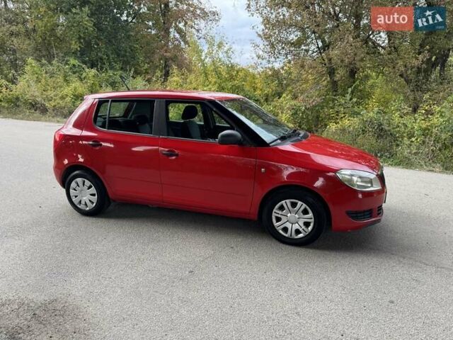 Шкода Фабия 2011 в Днепре (Днепропетровске) на Automoto.ua Красный Шкода Фабия, объемом двигателя 1.6 л и пробегом 199 тыс. км за 4999 $, фото 3 на Automoto.ua
