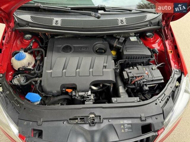 Шкода Фабия 2011 в Днепре (Днепропетровске) на Automoto.ua Красный Шкода Фабия, объемом двигателя 1.6 л и пробегом 199 тыс. км за 4999 $, фото 10 на Automoto.ua