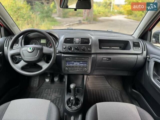 Шкода Фабия 2011 в Днепре (Днепропетровске) на Automoto.ua Красный Шкода Фабия, объемом двигателя 1.6 л и пробегом 199 тыс. км за 4999 $, фото 6 на Automoto.ua
