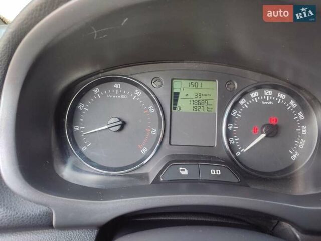 Красный Шкода Фабия, объемом двигателя 1.2 л и пробегом 170 тыс. км за 5600 $, фото 6 на Automoto.ua