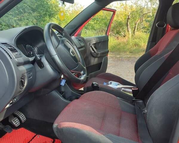 Красный Шкода Фабия, объемом двигателя 1.2 л и пробегом 170 тыс. км за 5600 $, фото 9 на Automoto.ua