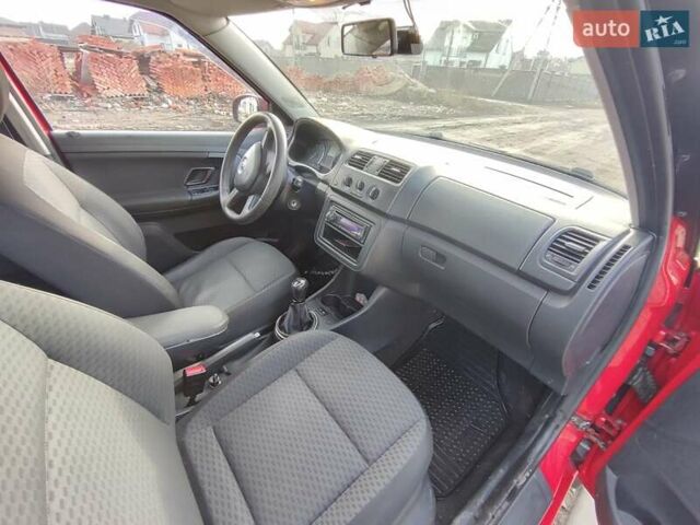 Красный Шкода Фабия, объемом двигателя 1.39 л и пробегом 250 тыс. км за 5900 $, фото 3 на Automoto.ua