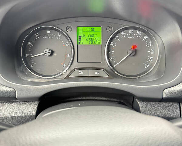 Красный Шкода Фабия, объемом двигателя 1.39 л и пробегом 219 тыс. км за 6300 $, фото 10 на Automoto.ua