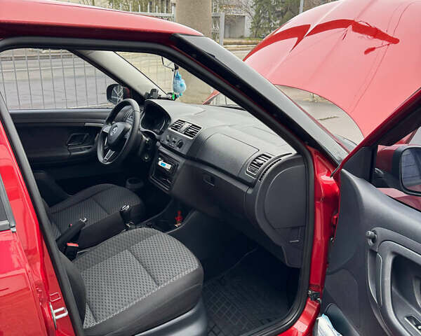 Красный Шкода Фабия, объемом двигателя 1.39 л и пробегом 219 тыс. км за 6300 $, фото 4 на Automoto.ua