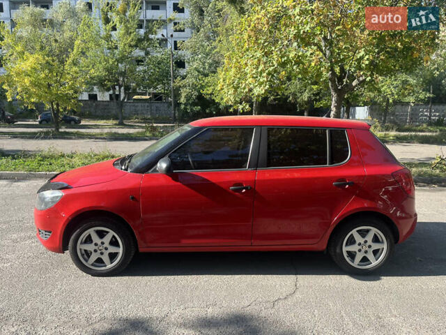Красный Шкода Фабия, объемом двигателя 1.2 л и пробегом 280 тыс. км за 4150 $, фото 2 на Automoto.ua