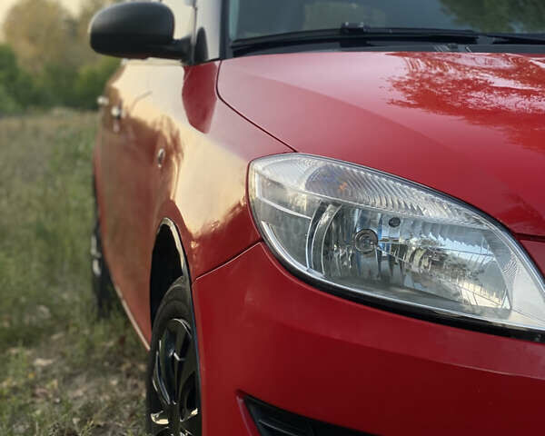 Красный Шкода Фабия, объемом двигателя 1.2 л и пробегом 180 тыс. км за 6300 $, фото 2 на Automoto.ua