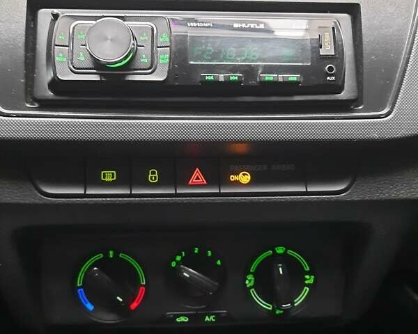 Красный Шкода Фабия, объемом двигателя 1.2 л и пробегом 107 тыс. км за 7490 $, фото 15 на Automoto.ua