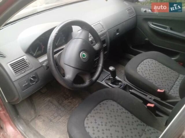 Шкода Фабия 2006 в Изюме на Automoto.ua Красный Шкода Фабия, объемом двигателя 1.2 л и пробегом 200 тыс. км за 3800 $, фото 2 на Automoto.ua