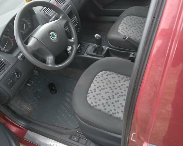 Красный Шкода Фабия, объемом двигателя 1.39 л и пробегом 245 тыс. км за 3300 $, фото 6 на Automoto.ua