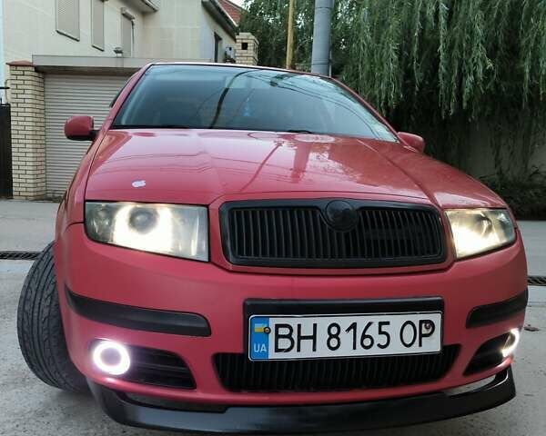 Красный Шкода Фабия, объемом двигателя 1.39 л и пробегом 274 тыс. км за 3800 $, фото 2 на Automoto.ua