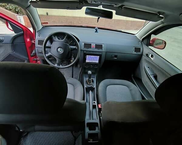 Красный Шкода Фабия, объемом двигателя 1.39 л и пробегом 274 тыс. км за 3800 $, фото 8 на Automoto.ua