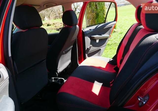 Красный Шкода Фабия, объемом двигателя 1.2 л и пробегом 186 тыс. км за 4300 $, фото 5 на Automoto.ua