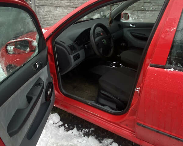 Красный Шкода Фабия, объемом двигателя 1.4 л и пробегом 353 тыс. км за 4100 $, фото 6 на Automoto.ua