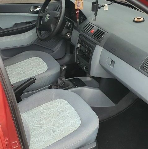 Красный Шкода Фабия, объемом двигателя 1.4 л и пробегом 214 тыс. км за 3900 $, фото 4 на Automoto.ua
