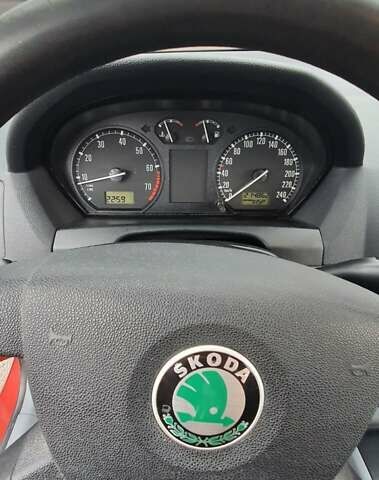 Красный Шкода Фабия, объемом двигателя 1.39 л и пробегом 214 тыс. км за 3900 $, фото 4 на Automoto.ua