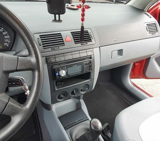 Красный Шкода Фабия, объемом двигателя 1.4 л и пробегом 214 тыс. км за 3900 $, фото 7 на Automoto.ua