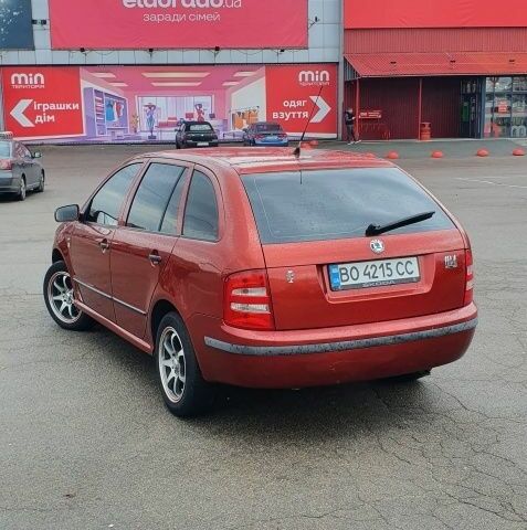 Красный Шкода Фабия, объемом двигателя 1.4 л и пробегом 214 тыс. км за 3900 $, фото 2 на Automoto.ua