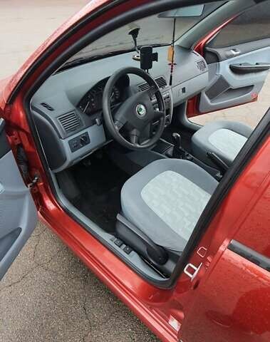 Красный Шкода Фабия, объемом двигателя 1.39 л и пробегом 214 тыс. км за 3900 $, фото 5 на Automoto.ua