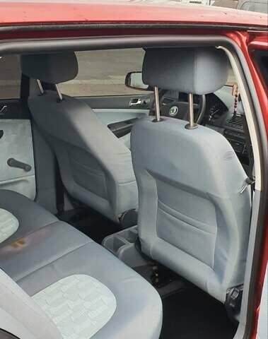 Красный Шкода Фабия, объемом двигателя 1.39 л и пробегом 214 тыс. км за 3900 $, фото 6 на Automoto.ua