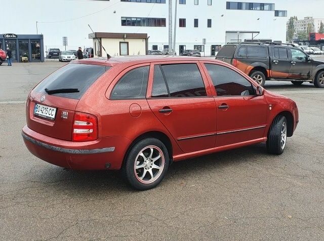 Красный Шкода Фабия, объемом двигателя 1.4 л и пробегом 214 тыс. км за 3900 $, фото 1 на Automoto.ua