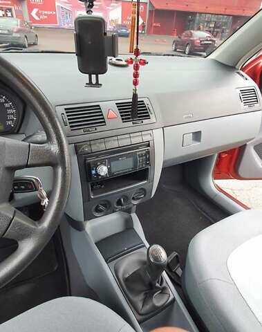 Красный Шкода Фабия, объемом двигателя 1.39 л и пробегом 214 тыс. км за 3900 $, фото 2 на Automoto.ua
