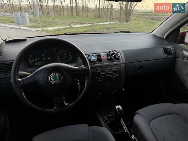 Красный Шкода Фабия, объемом двигателя 1.39 л и пробегом 258 тыс. км за 4000 $, фото 10 на Automoto.ua
